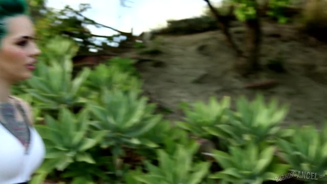 Татуированная девушка в чулках пришла в гости к негру для траха - #1