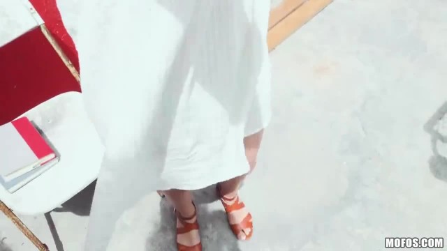 Мужик на отдыхе за деньги присунул ствол в пилотку блондинке на улице - #1