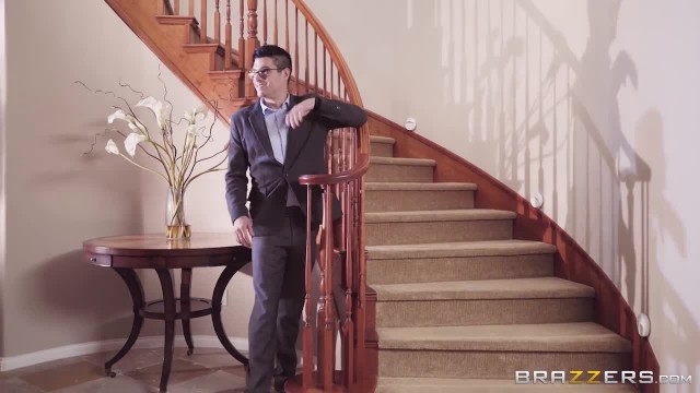 Грудастая блондинка даёт урок смачного траха молодому студенту - #1