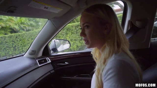Сисястая блондинка расплатилась с водителем, попрыгав на члене - #1