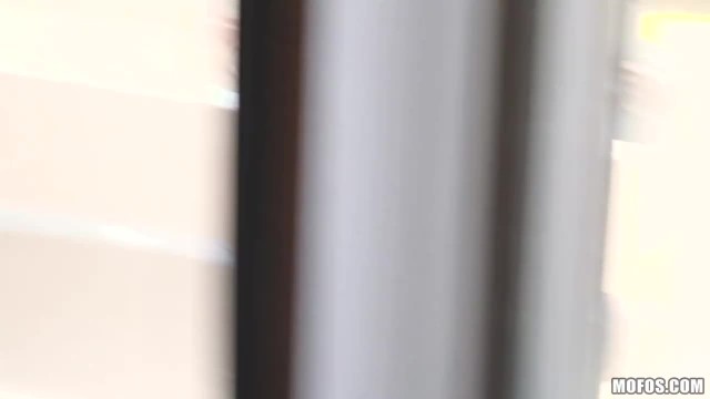 Негасытная пьяная брюнетка через обруч сосёт елдак любовнику - #1