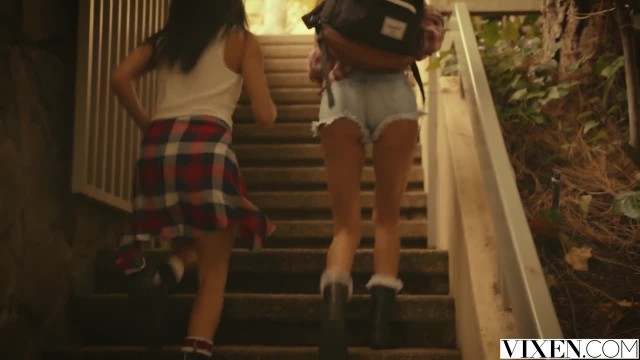 Зрелый мужик присунул член в узкие пилотки двум лесбиянкам - #2