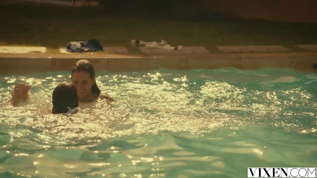 Зрелый мужик присунул член в узкие пилотки двум лесбиянкам - #3