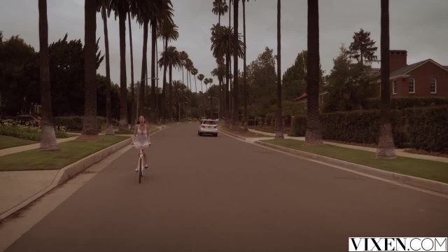 Грудастая девушка после бассейна трахается с другом отца - #1