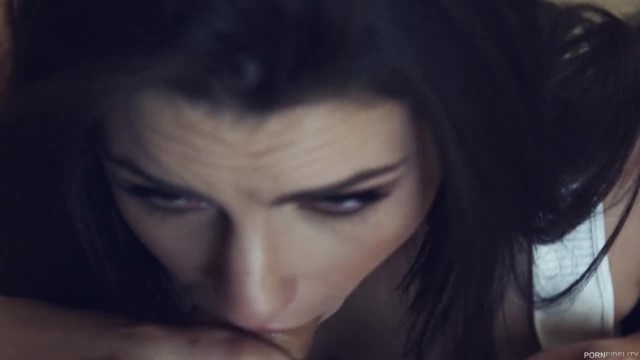 Похотливая брюнетка перед сном сосёт и дрочит член мужику - #1