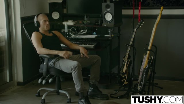 Муж во время секса уговорил молодую жену  попробовать анальный секс - #1